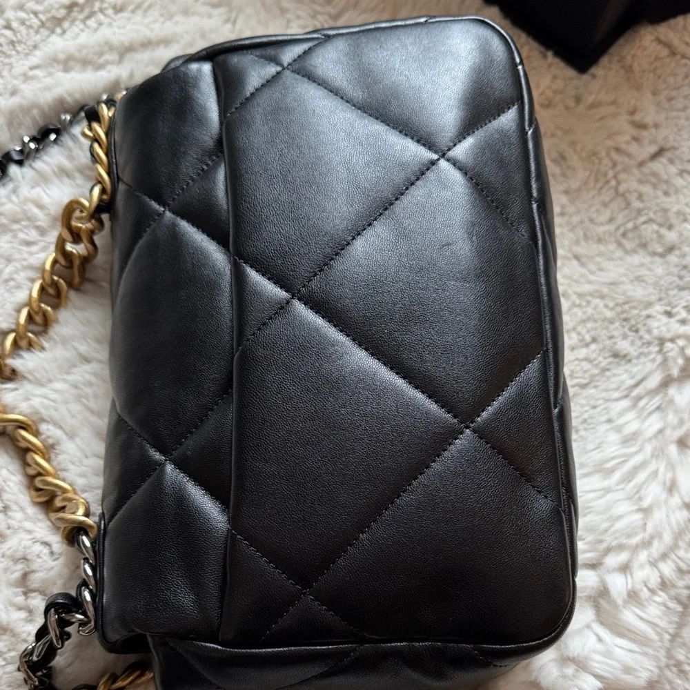 Chic Black Quilted Leather Bag - Picture 4 of 16
